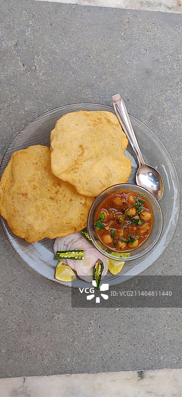 高角度的食物在盘子上的桌子图片素材