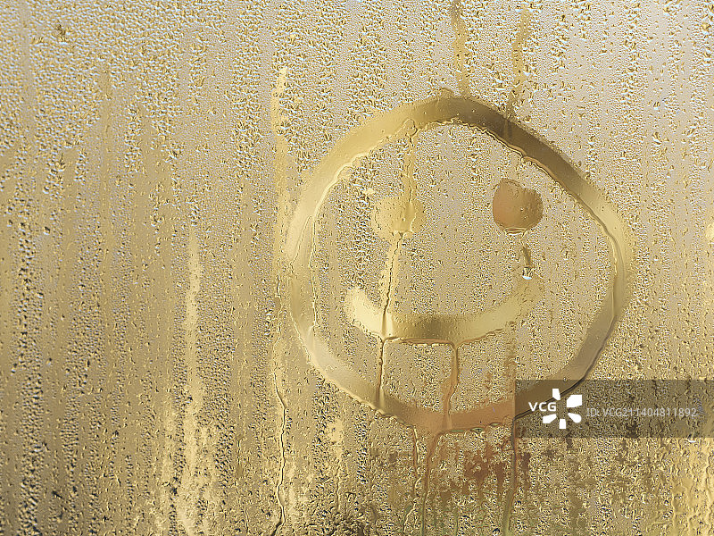 汗湿玻璃上的手工铭文笑脸图片素材