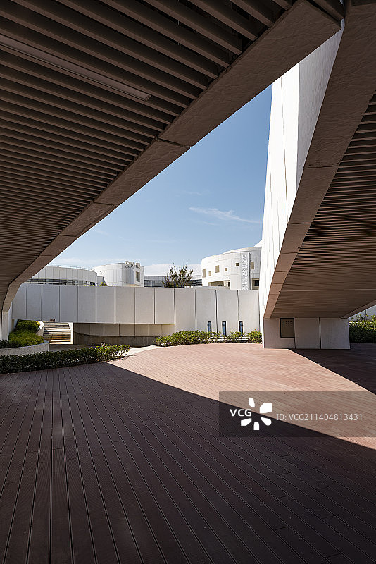 湖北省武汉市东西湖区文化创意产业中心图书馆临空港下沉广场与雕塑图片素材