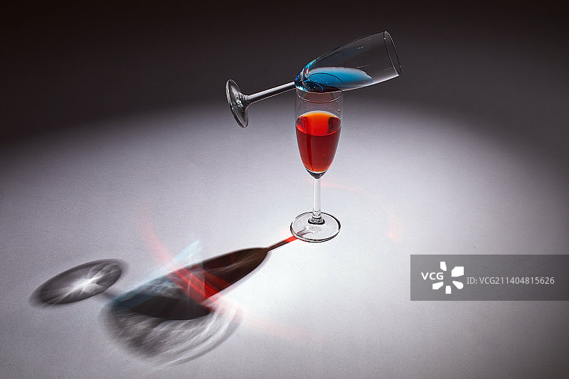 桌上葡萄酒杯特写图片素材