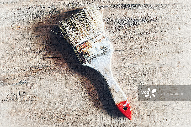 俯视拍摄的木桌上的画笔图片素材