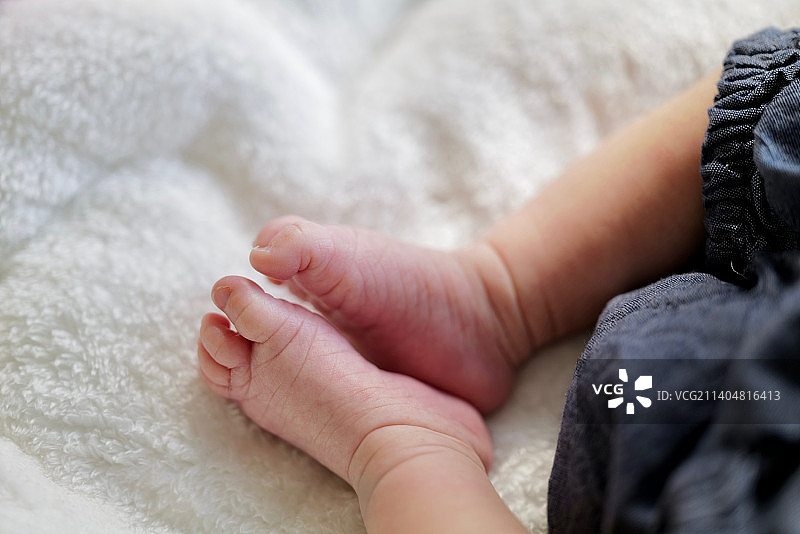 躺在床上的婴儿下半身图片素材