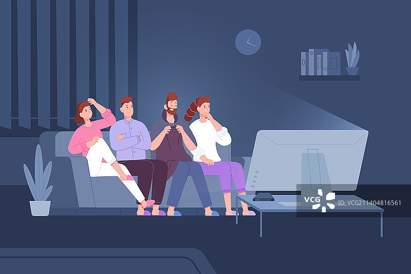 在沙发上看恐怖片的朋友们图片素材