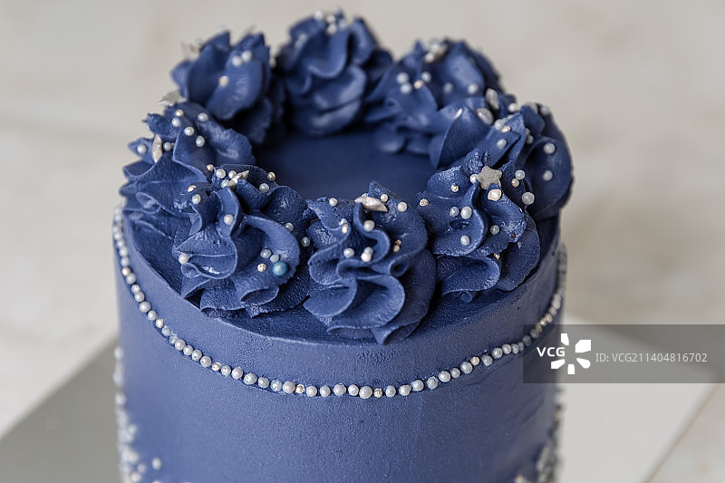 奶油糖霜和甜花装饰的新鲜糕点蛋糕图片素材