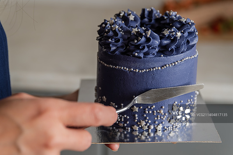 用刮刀抹平海绵蛋糕上的奶油图片素材