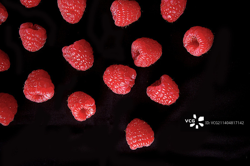 黑色背景上的覆盆子图案图片素材