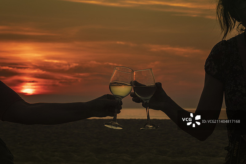 日落时分朋友们在波兰举杯庆祝的剪影图片素材