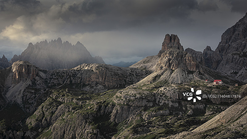 三峰避难所，意大利多洛米蒂阿尔卑斯山塞斯托峰顶的日落图片素材