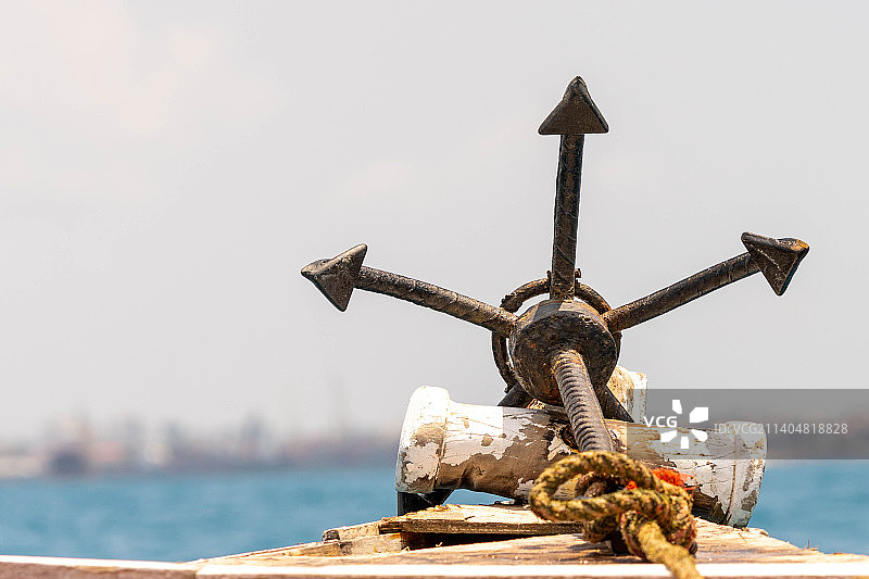 坦桑尼亚桑给巴尔石头城海上生锈船锚特写图片素材
