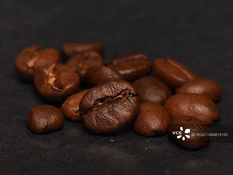 瑞士沃州吉利烘焙咖啡豆特写图片素材