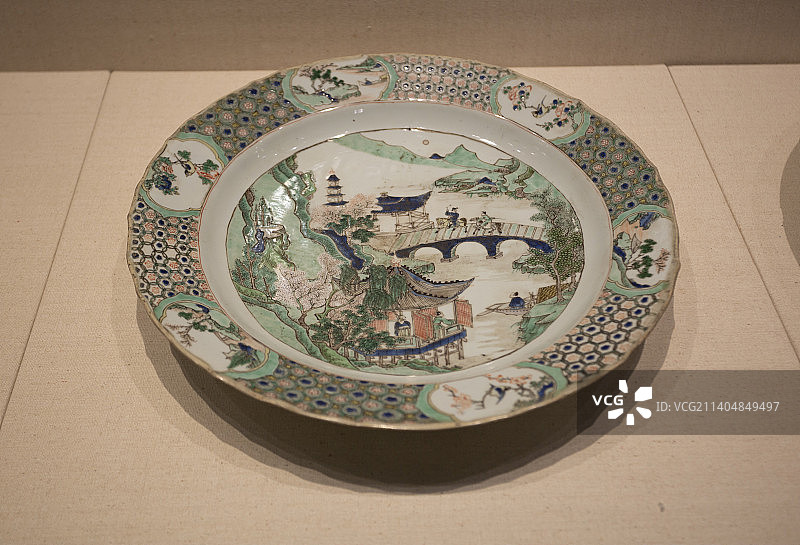 中国园林博物馆，物上山水展览，粉彩山水人物盘图片素材