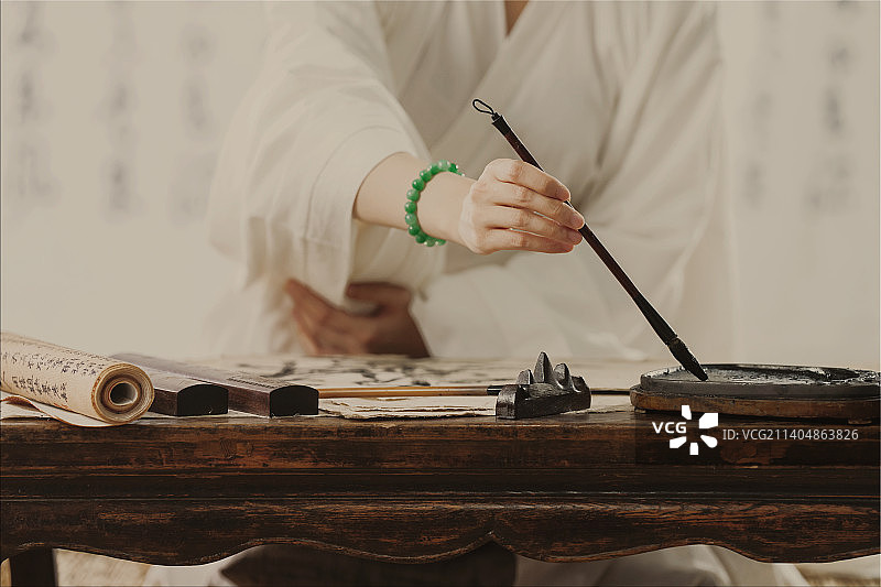 写书法的古装美女图片素材