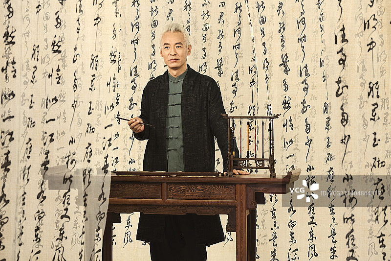 拿着毛笔写字的书法家图片素材