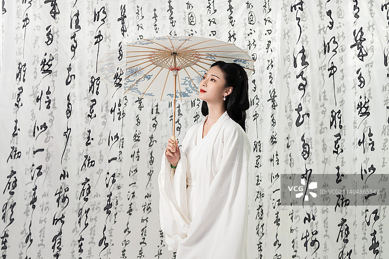 拿着油纸伞的古装女人图片素材