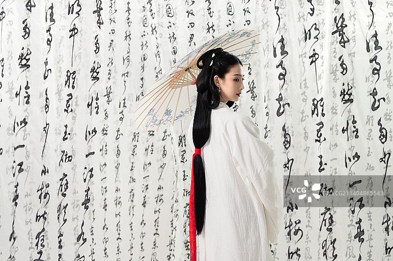 拿着油纸伞的古装女人图片素材