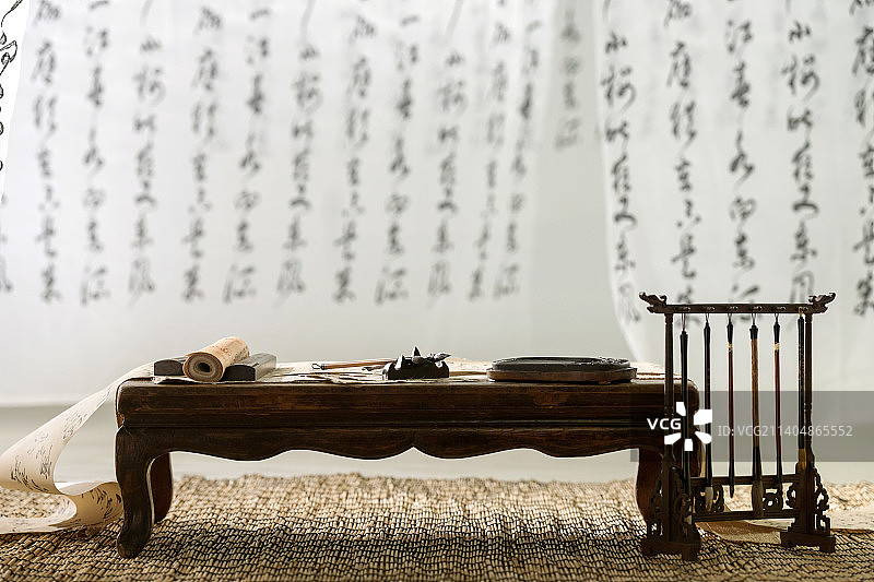 古典桌子上的文房四宝图片素材