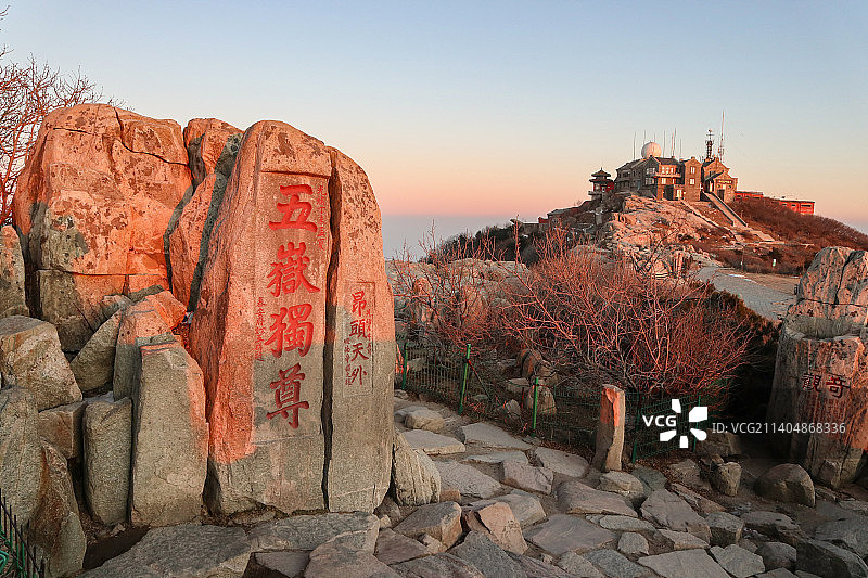 夕阳下泰山五岳独尊石和日观峰图片素材