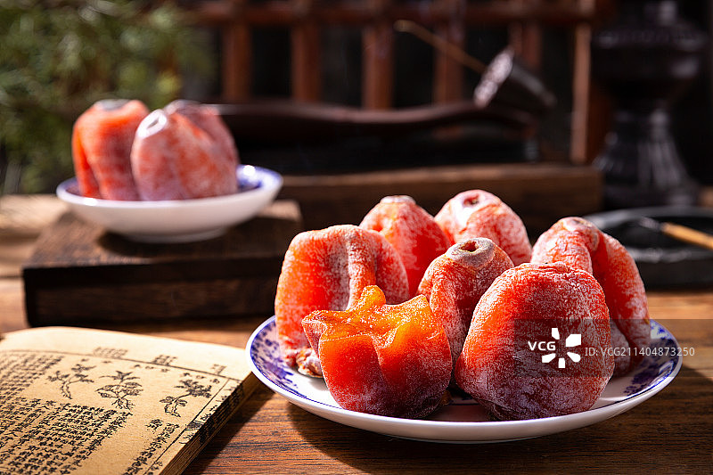 桌上盘子里的柿饼的特写镜头中国风干果图片素材
