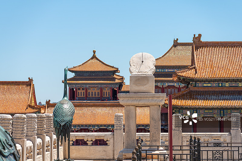 故宫太和殿前的日晷、铜鹤和皇宫宫廷建筑图片素材