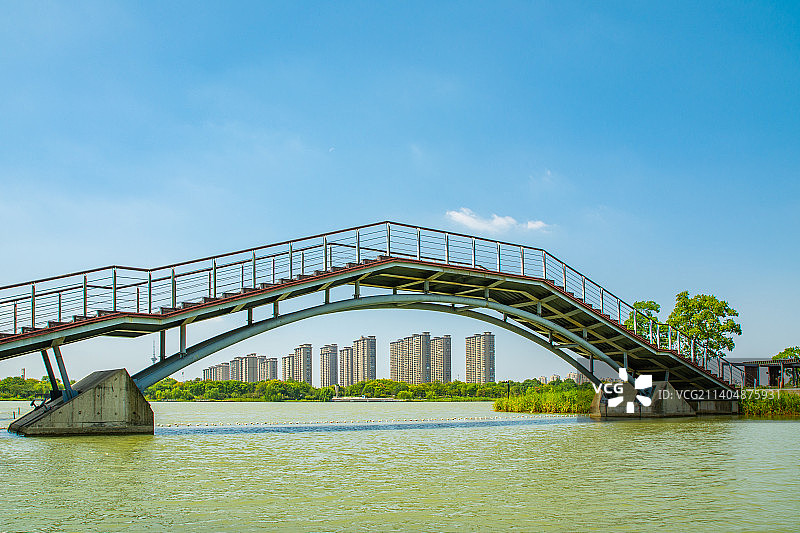 浙江海宁 海宁风光 鹃湖公园 园林景观  绿道 步行观景桥图片素材