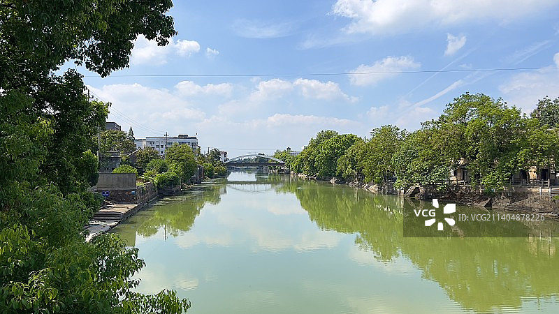 乌镇东栅的清晨，水波倒影，古桥老屋图片素材
