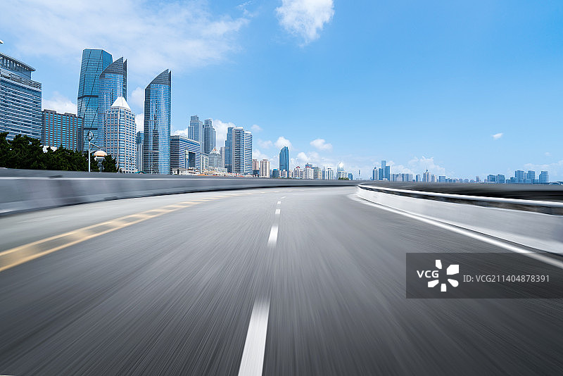 汽车广告背景图，公路和青岛城市风光图片素材