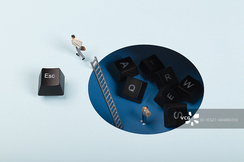 微缩创意井底的出口与ESC键盘图片素材