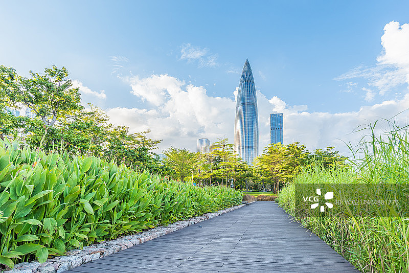 深圳华润大厦和无人的木质地板路面图片素材