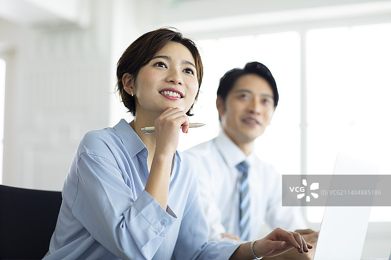 在办公桌旁工作的男女图片素材