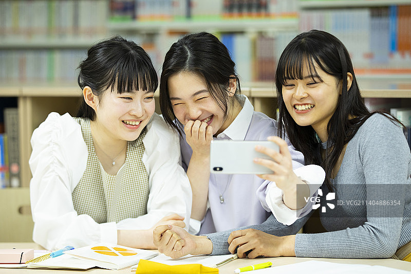 女学生们在图书馆自拍图片素材