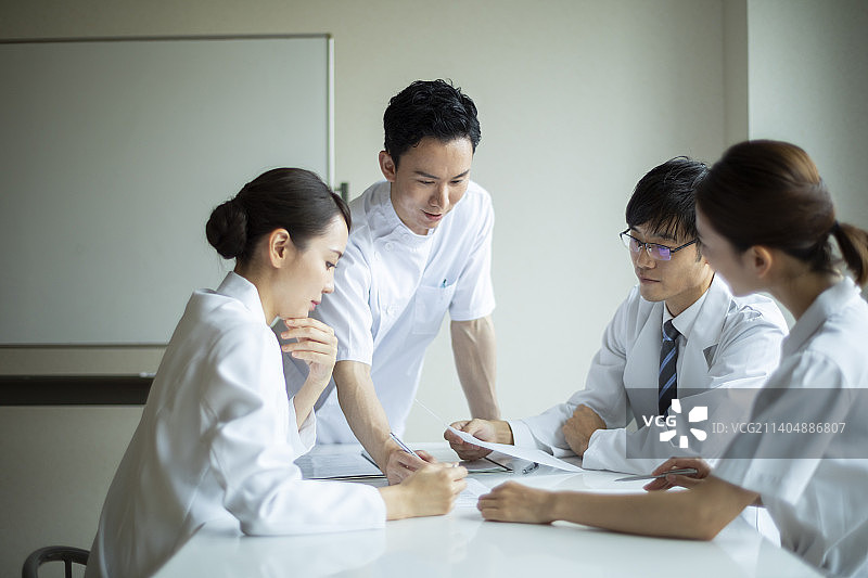 医生和护士正在开会图片素材