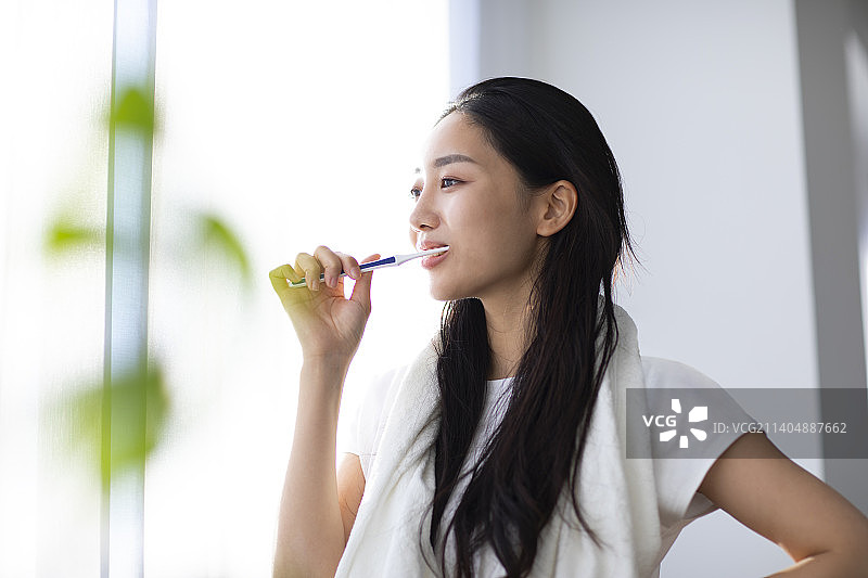 在窗台上刷牙的女人图片素材