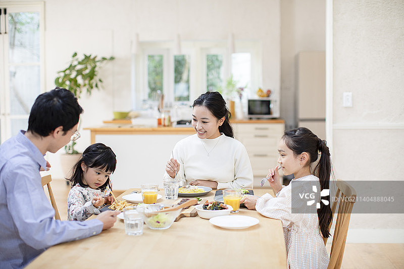 一家人吃午餐图片素材