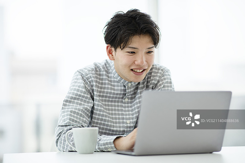 男人使用智能手机图片素材