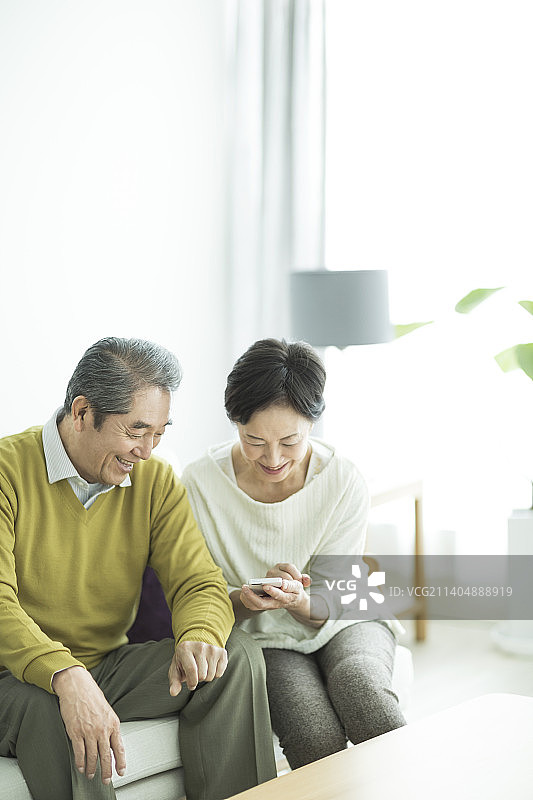 年长的夫妇看智能手机图片素材