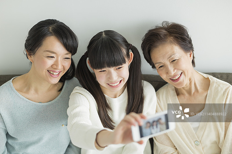 三代人用智能手机合影图片素材