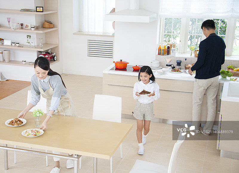 亲子在餐厅准备餐点图片素材