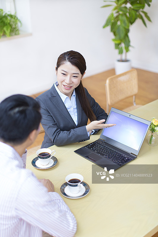 男人听拜访的女推销员讲解图片素材