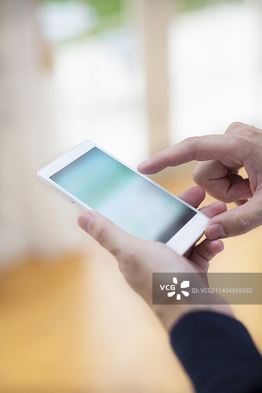 男人操作智能手机图片素材