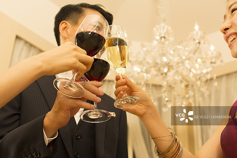 男人和女人在聚会上敬酒图片素材