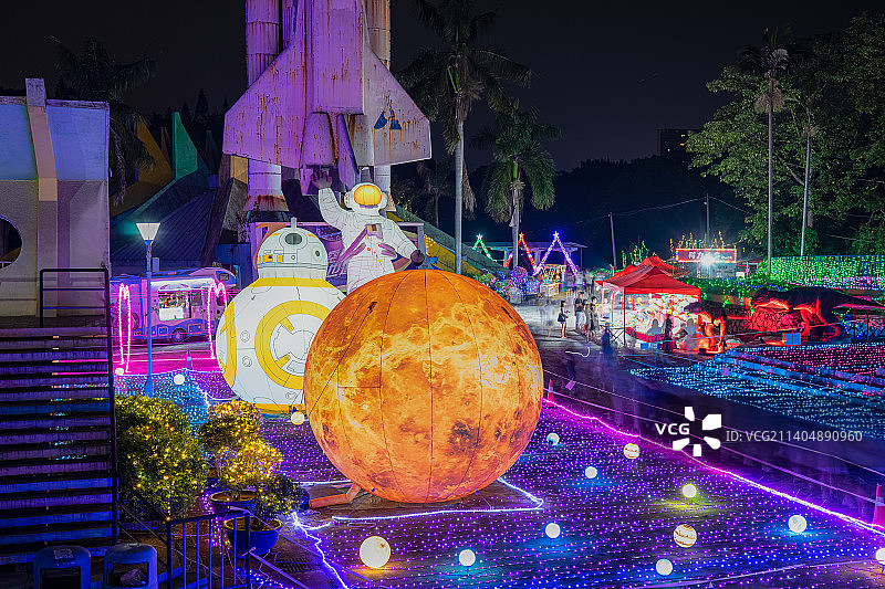 广州南湖游乐园航天星球主题灯光秀夜景图片素材