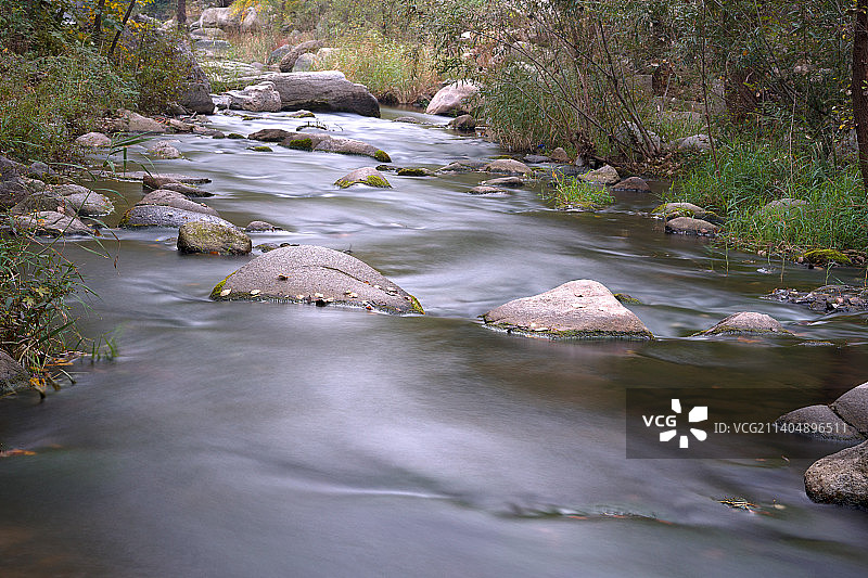 动态水流慢门拉丝状的溪水图片素材