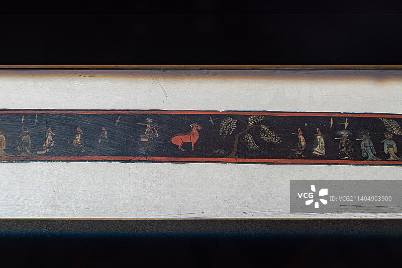 彩绘人物车马出行图圆奁-1986年荆门包山2号墓出土春秋战国时期文物古董古代陪葬品图片素材