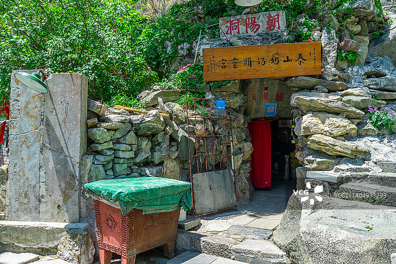 中国非都市风光拍摄主题，山东泰安市国内著名景点泰山风景区，古代建筑泰山奶奶灵应宫山洞和延伸的台阶楼梯图片素材