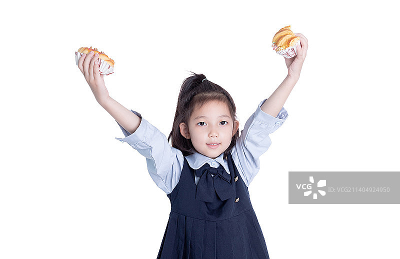 手持面包甜点食物的小女孩小学生图片素材