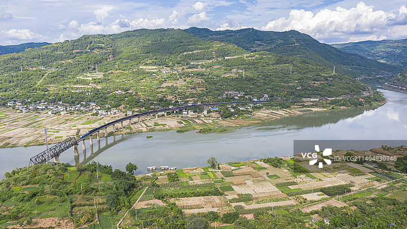 达成线货物列车行驶在金堂沱江大桥上图片素材