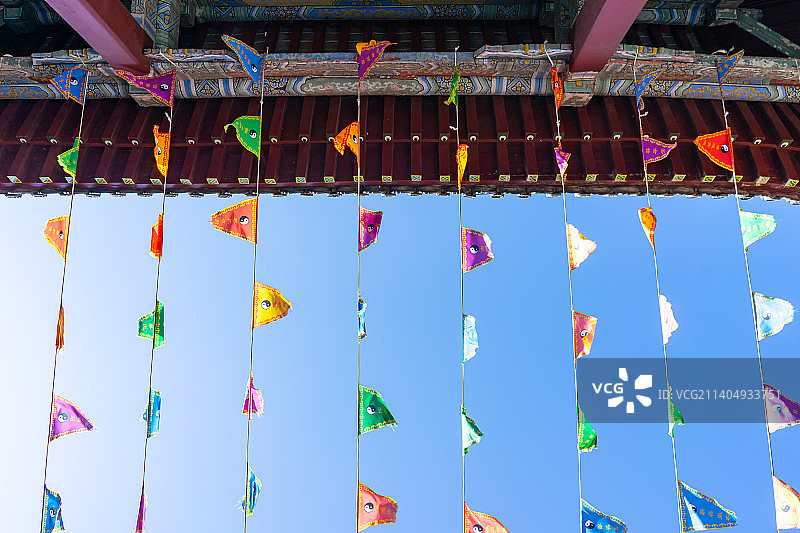 中国非都市风光拍摄主题，山东泰安国内著名景点泰山风景区，玉皇顶碧霞祠寺庙宫殿大门,空中悬挂的道教彩旗图片素材