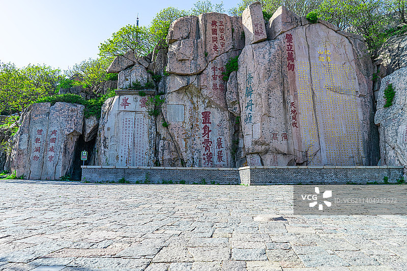 中国非都市风光拍摄主题,山东泰安著名景点泰山风景区,玉皇顶大观峰弥高岩唐摩崖雕刻,户外白昼无人图像图片素材