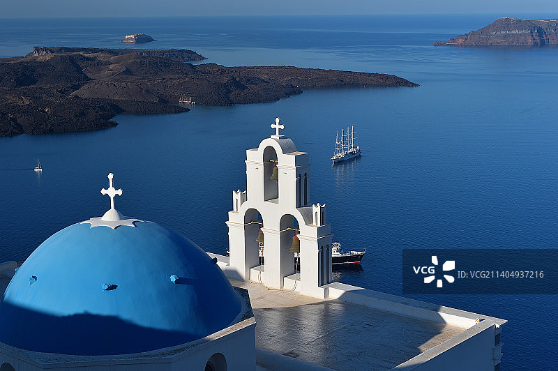 希腊圣托里尼岛的蓝顶教堂图片素材
