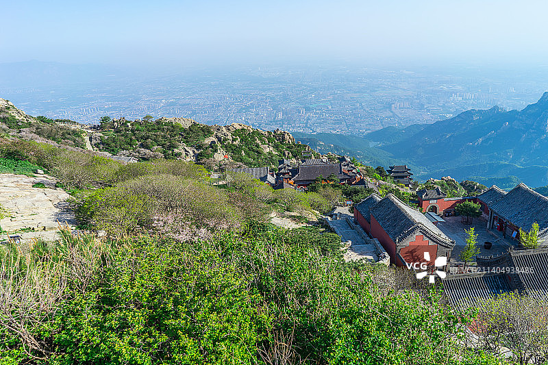 中国非都市风光拍摄主题，山东省泰安市国内著名景点泰山风景区，高视角俯拍碧霞祠寺庙宫殿脊图片素材